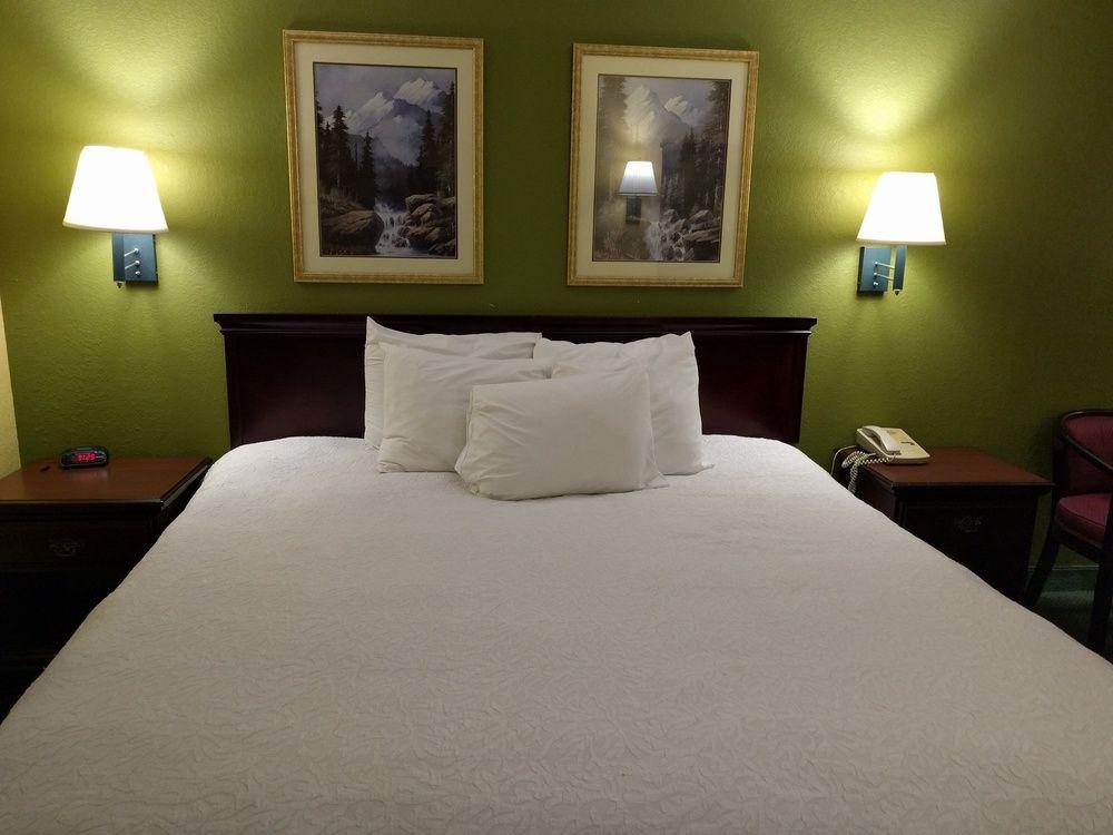 Days Inn By Wyndham Nashville Saint Thomas West Hospital Екстериор снимка