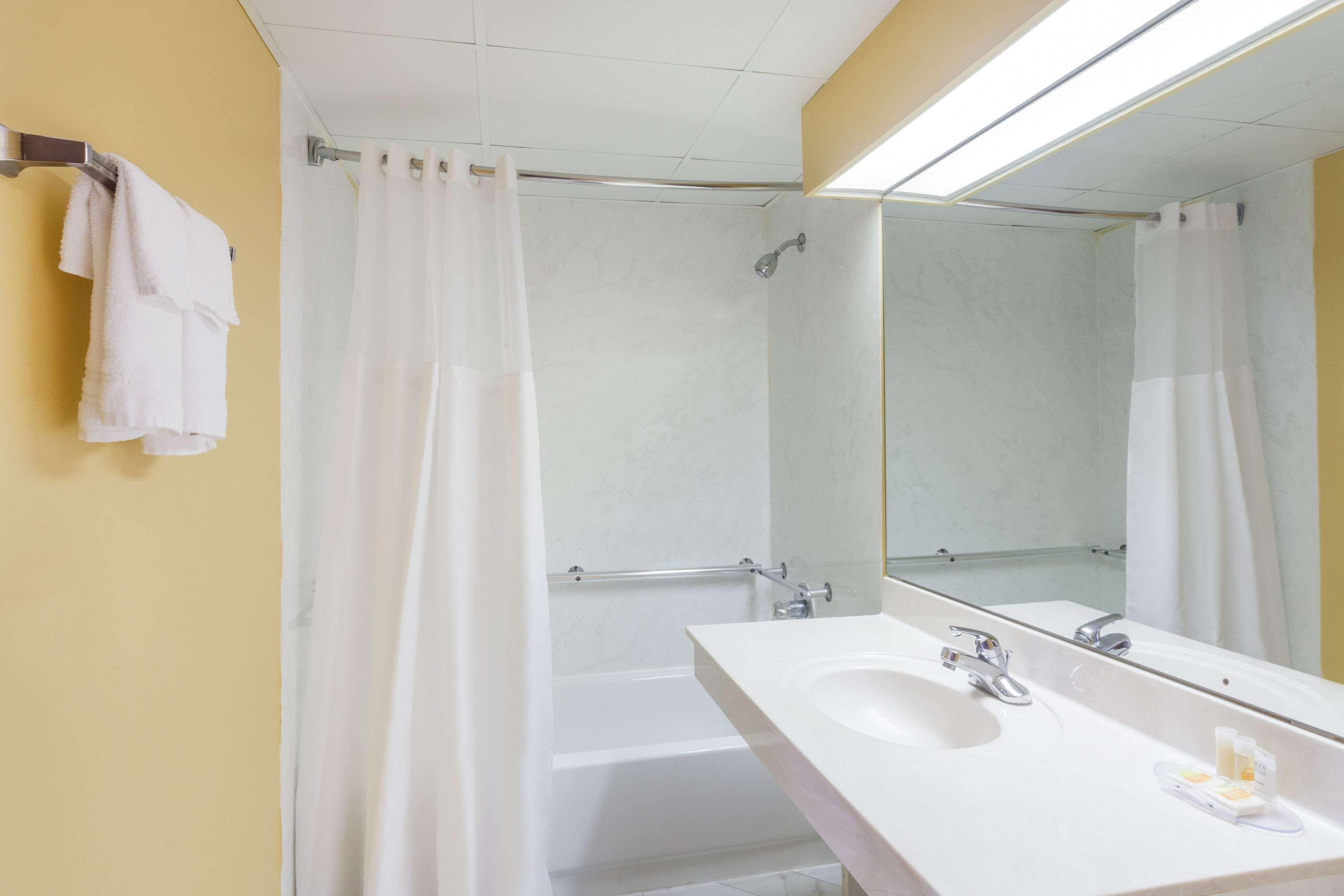 Days Inn By Wyndham Nashville Saint Thomas West Hospital Екстериор снимка