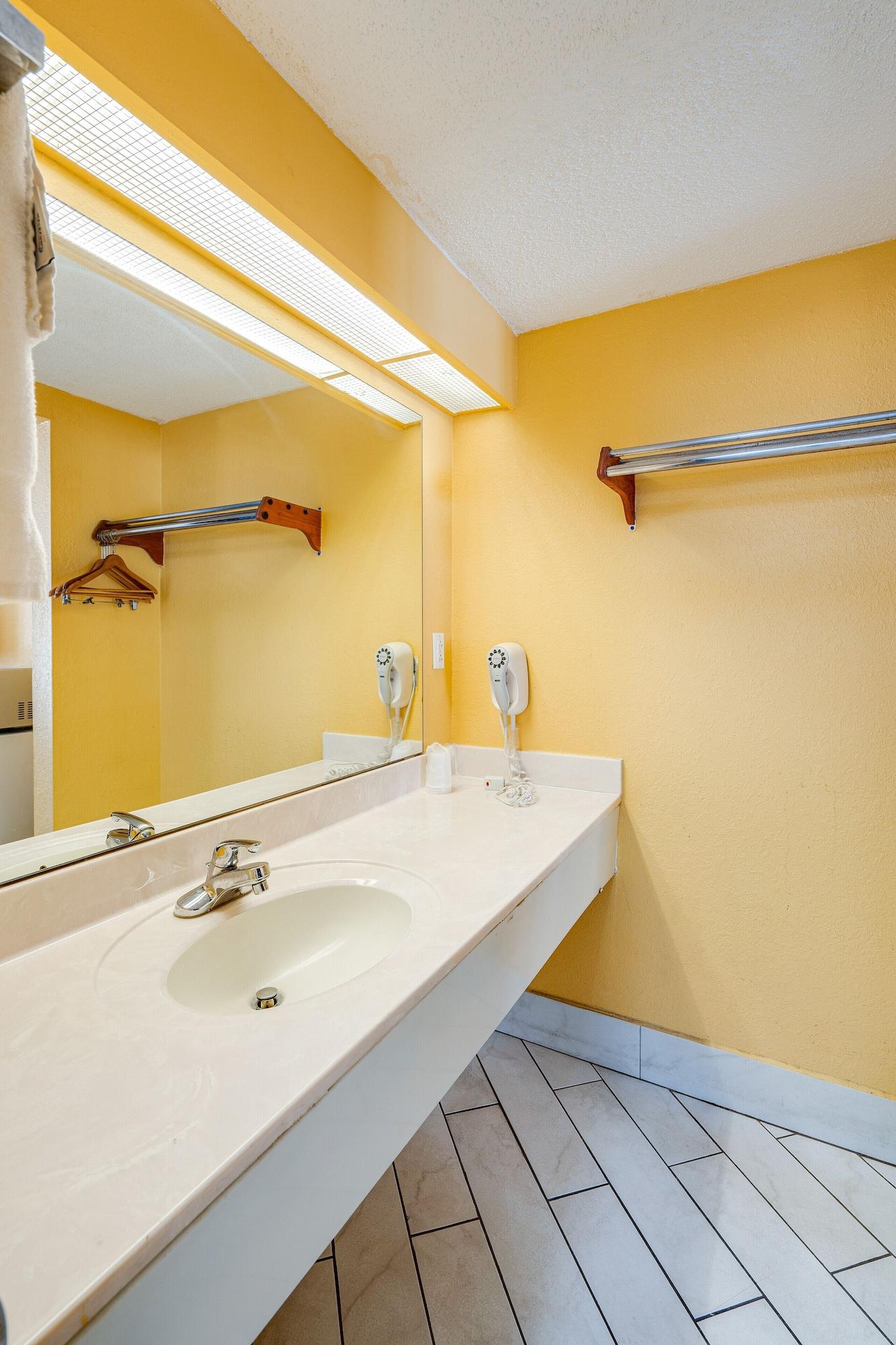 Days Inn By Wyndham Nashville Saint Thomas West Hospital Екстериор снимка