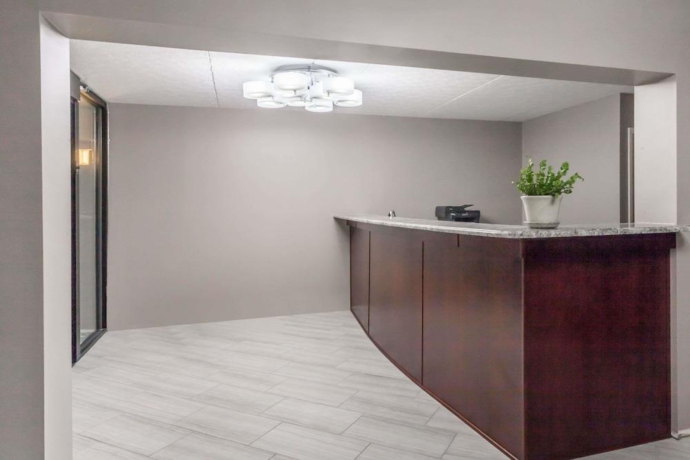 Days Inn By Wyndham Nashville Saint Thomas West Hospital Екстериор снимка