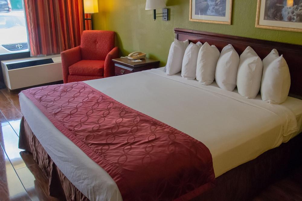 Days Inn By Wyndham Nashville Saint Thomas West Hospital Екстериор снимка